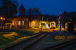 Langzeitbelichtung des Ex OLA LINT’s (704) in Putbus, einmal fahrend und einmal am Bahnsteig stehend. - 02.11.2017