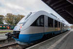 Zugpause des Ex OLA LINT’s (704) in Putbus am Bahnsteig.