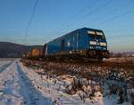 PRESS 285 104-2 mit leeren Holztransportwagen in Fahrtrichtung Süden.