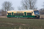 PRESS Triebwagen der BR 650 zwischen Putbus und Bergen auf Rügen mit einem Wortspiel des Zubringers zum Rasenden Roland.