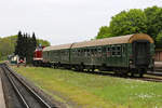 DR Reisewagen der Gattung Byu mit der Lok 114 703 auf dem Bahnhof Putbus abgestellt.