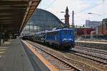 PRESS 140 007-7 mit Autotransportzug bei der Durchfahrt durch den Hauptbahnhof Bremen.