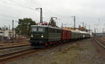 242 001 stellt am 02.03.19 ihren Personenzug nach Calbe(S) im Bahnhof Köthen bereit.