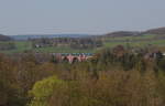 Blick aus der Ferne auf die Elstertalbrücke in Jocketa mit Kesselzug.