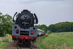 Beim Sonderzug zum Bahnhofsfest nach Putbus, hier zwischen Bergen und Putbus, hing die Lok 01 0509 enttäuschenderweise am Schluss des Zuges.