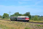 Bei heißen 35°C brummt 118 757 mit dem Dienstwagen 55 80 89-06 001-3 auf Testfahrt von Stendal nach Rathenow durch Schönhausen.