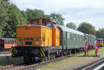 
PRESS Arbeitszug bestehend aus der ex DR V 60 Lok 106 756, einen Wohn-Schlafwagen und zwei Bahndienstwagen, hier in Putbus. - 08.09.2019
