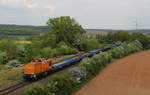 Die ehemalige Rangierlok 293 023 mit Flachwagenzug bei Niederpöllnitz nach Pössneck am 10.05.2020, diese Lok war vor einigen Jahre im heutigen Stahlwerk Thüringen bei Unterwellenborn im Ragierdienst im Einsatz und trennen vom Zielort bis dahin nur wenige Km. Bei zwar bedecktem Himmel konnte der farbenfrohe Zug mit den am Bahndamm stehenden Fiederbüschen eingefangen werden. 