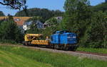 Die Press V 100 204 009 mit Gleisbaukran im Baugleis bei der Einfahrt Weischlitz. Bei schönstem Wetter konnte der Zug am 27.06.2020 aufgenommen werden. Grund des Einsatzes war ein Weichenwechsel bei Haltepunkt Pirk wo der Beginn der zweigleisigen Strecke bis Adorf startet. 