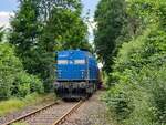 203 052-7 (92 80 1203 165-6 D-PRESS) der Pressnitztalbahn wartet mit einem Holzzug an der Holzverladestelle Breidenstein (ehem.