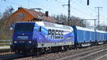 PRESS - Eisenbahn-Bau- and Betriebsgesellschaft Pressnitztalbahn mbH, Jöhstadt mit  145 030-7  [NVR-Nummer: 91 80 6145 085-7 D-PRESS] und dem dem farblich passenden Holzhack-Schnitzelzug (toller Geruch) am 24.03.22 Durchfahrt Bf. Golm.