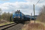 218 054-3 (92 80 1218 448-9 D-PRESS) der PRESS am 10.4.2022 mit einem leeren Schotterzug auf dem Weg von Saalfeld/Saale nach Espenhain. Hier bei der Durchfahrt durch Pößneck