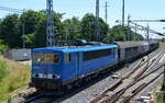 Eisenbahnbau- und Betriebsgesellschaft Pressnitztalbahn mbH, Jöhstadt (PRESS) mit  155 059-2  (NVR:  91 80 6155 204-1 D-PRESS ) und einem Ganzzug österreichischer Schiebewandwagen am 23.06.22 Bahnhof Falkenberg, Durchfahrt. Grüße an den Tf. !!!!