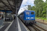 140 042 bei der Durchfahrt im Bahnhof Leer.