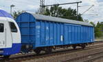 PRESS - Eisenbahn-Bau- und Betriebsgesellschaft Pressnitztalbahn mbH, Jöhstadt mit einem zweiachsigem, großräumigen Schiebewandwagen, in dem Fall als Schutzwagen für einen