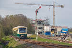 Ausfahrender RS 1 in Putbus nach Bergen vorbei an dem Neubauprojekt von Wasserturm und Betriebswerkstatt, die langsam Gestalt annehmen.