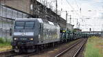 Eisenbahnbau- und Betriebsgesellschaft Pressnitztalbahn mbH, Jöhstadt (PRESS) mit ihrer  145 043-2  (NVR;  91 80 6145 100-4 D-PRESS ) und einem leeren PKW-Transportzug Durchfahrt Bahnhof