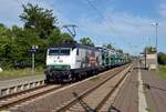 145 023 (145 083) der Press schleppte am 05.07.23 einen kurzen Autozug aus dem VW-Werk Zwickau-Mosel kommend durch Wittenberg-Altstadt Richtung Dessau.