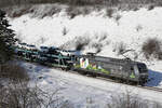 PRESS 145 043-2 [9180 6145 100-4 D-PRESS] passiert mit neuen Kfz den winterlichen Rangierbahnhof München Nord, 09.01.2024