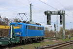 PRESS 140 017-5 (91 80 6140 806-1 D-PRESS) mit leeren Autotransportwagen Richtung Abzweig Brücke, am 05.04.2024 beim Halt in Magdeburg-Neustadt.