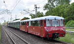 PRESS mit ihren zwei Ferleltaxen  172 141-4  (NVR:  95 80 0772 141-7 D-PRESS) +  172 140-6  (NVR:  95 80 0772 140-9 D-PRESS ) am Haken von   202 885-0   wahrscheinlich Richtung Putbus auf Rügen