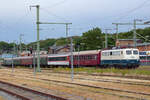   Lok 110 511 mit Störtebeker Sonderzug in Bergen auf Rügen abgestellt.