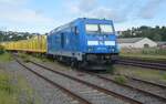 Am 17.06.2024 wartet die PRESS 285 101-5 an den Ladegleisen im Bahnhof Arnsberg auf die Beladungs des Holzzuges.