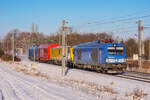 Die beiden Dual Mode Vectrons der PRESS, 248 106 und 248 105 sind immer mal für die DB unterwegs. Wie hier auch am 20.01.2024, als sie einen Messzug durch Sachsen kutschierten. Es ging von Leipzig aus über Altenburg, Meerane und Glauchau erst mal nach Chemnitz. Von dort aus dann wieder über Glauchau und Zwickau nach Werdau. Dann wieder nach Zwickau zurück und von da aus nochmal nach Neumark.
Meines Wissens nach hat man dann den direkten Weg von da aus über Werdau, Gößnitz und Altenburg zurück nach Leipzig genommen. Jedenfalls konnte ich das Gespann in Oberrothenbach, kurz vor Zwickau bildlich festhalten.