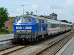 Anfang Juni 2024 zog die PRESS-Diesellokomotive 218 058-9 einen IC-Zug und ist hier bei der Ankunft am Bahnhof in Niebüll zu sehen.
