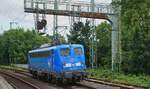Eigentlich sind Lokomotiven der PRESS äußerst selten im Rheinland anzutreffen, doch am 10.07.2024 war neben den beiden vor den EM-Verstärkerzügen eingesetzten Lokomotiven auch die 140 017-5 in Düsseldorf anwesend, hier durchfährt sie als Lz Düsseldorf-Volksgarten in Richtung Köln