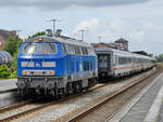 Lokwechsel am Bahnhof in Niebüll - die PRESS-Diesellokomotive 218 058-9 wurde Anfang Juni 2024 vom gerade eingefahrenen IC-Zug abgekoppelt.
