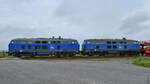 Die Diesellokomotiven 218 054-3 und 218 055-2 sind hier Anfang Juni 2024 in Friedrich-Wilhelm-Lübke-Koog zu sehen.