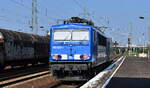 PRESS - Eisenbahn-Bau- and Betriebsgesellschaft Pressnitztalbahn mbH, Jöhstadt [D] mit ihrer  145 043-2  [NVR-Nummer: 91 80 6145 100-4 D-PRESS] hat  155 026-2  (NVR:  91 80 6155 211-6 D-PRESS ) am Haken, hier am 28.08.24 Durchfahrt Bahnhof Schönefeld b. Berlin. 