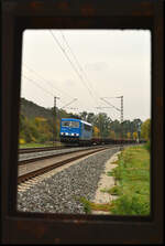 Press 155 059-2 am 18.10.2024 mit leeren Schwellentransportwagen bei Himmelstadt im Maintal.