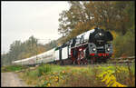 Der exPRESSzugreisen-Sonderzug DPE 1820/1821 Dresden - Wernigerode u. z. wurde am 31.10.2024 mit drei verschiedenen Lokomotiven befördert. Von Dresden bis Zwickau/Sachsen war Lok Nr. 1 die Elektrolok PRESS 145 030-7 eingeteilt. In der westsächsischen Industriestadt erfolgte der Lok- und Traktionswechsel von Elektro- auf Dampf- und Dieseltraktion. Die Loks Nr. 2 Dampflok PRESS 01 0509-8 mit Zusatztender und Nr. 3 Diesellok PRESS 118 757-4 beförderten den Sonderzug bis ans Ziel am nördlichen Harzrand und konnten kurz vor Gößnitz/Thüringen fotografiert werden. Die Diesellok am Zugschluss war notwendig, um den gesamten Zug für die Rückfahrt in Halberstadt über das Gleisdreieck zu drehen. Das Fehlen einer funktionsfähigen Drehscheibe in Wernigerode und Umgebung erforderte diesen Aufwand.

