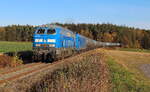 Die 218 055 der Press mit einem Kesselzug aus Weiden West nach Hamburg Seehafen als DGS 52674 auf der Mehlbahn. Aufgenommen wurde der Zug bei Pausa mit kalt mitlaufender 145 023 am 03.11.2024
