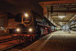 Mit einem Sonderzug aus Wernigerode stand 01 0509 der PRESS bzw. exPRESSzugreisen am Abend des 31.10.2024 im Zwickauer Hauptbahnhof und wartete auf Weiterfahrt nach Dresden.