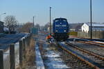 204 012 fährt nach dem die Gleissperre entfernt wurde an den Holzzug in Torgelow heran, um zu rangieren. 20.01.2016