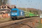 253 014 der Pressnitztalbahn fhrt mit leerem Holzzug durch Lbstorf Richtung Schwerin.