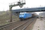 BR 145 030-7 der Pressnitztalbahn GmbH mit einem Holzzug bei der Durchfahrt des Bahnhofes dedensen/Gmmer am 04.04.2009