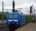 Die schne, blaue und vor allem saubere 145 023-6 der Press mit leeren Holzwagen in Fahrtrichtung Sden durch Fulda.