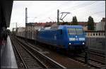 PRESS 145 030-7 ist bei Schmuddelwetter mit einem Holzzug Richtung Moabit unterwegs. (NVR-Nummer 9180 6145 085-7 D-PRESS, ex MRCE, SBB Cargo 481 003, MThB 486 653, gesichtet Berlin Wedding 02.10.2009)