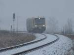 PRESS VT 650 032 ist durch den heftigen Schneefall am Neujahrstag kaum zu erkennen als Dieser das Einfahrsignal von Bergen/Rgen passierte.