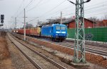 145 023-6 der PRESS zieht hier leere Holzwaggons durch Rathenow in Richtung Berlin.