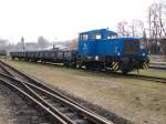 Kleiner PRESS-Gterzug mit der 312 002 und zwei Flachwagen am 11.April 2010 in Putbus.