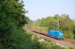 204 022-2 der PRESS mit zwei Flachwagen kurz hinter dem Bahnhof Altenbeken, 23.06.2010.