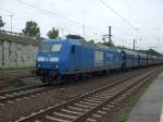 145 030-7 durchfhrt mit einem Gterzug den Brackweder Bahnhof.