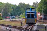 Die Diesellok steht in Putbus vor einer Gleissperre und fhrt in Krze an den Zugschluss des Zuges nach Lauterbach Mole.