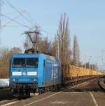 145 030-7 mit Holzzug von Rostock-Bramow nach Stendal-Niedergrne bei der Durchfahrt im Haltepunkt Rostock-Holbeinplatz.21.04.2013  