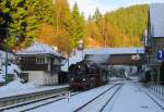 PRESS 01 0509-8 als Tfzf 92650 von Glauchau (Sachs) nach Meiningen, am 16.12.2013 bei der Durchfahrt in Oberhof (Thr).